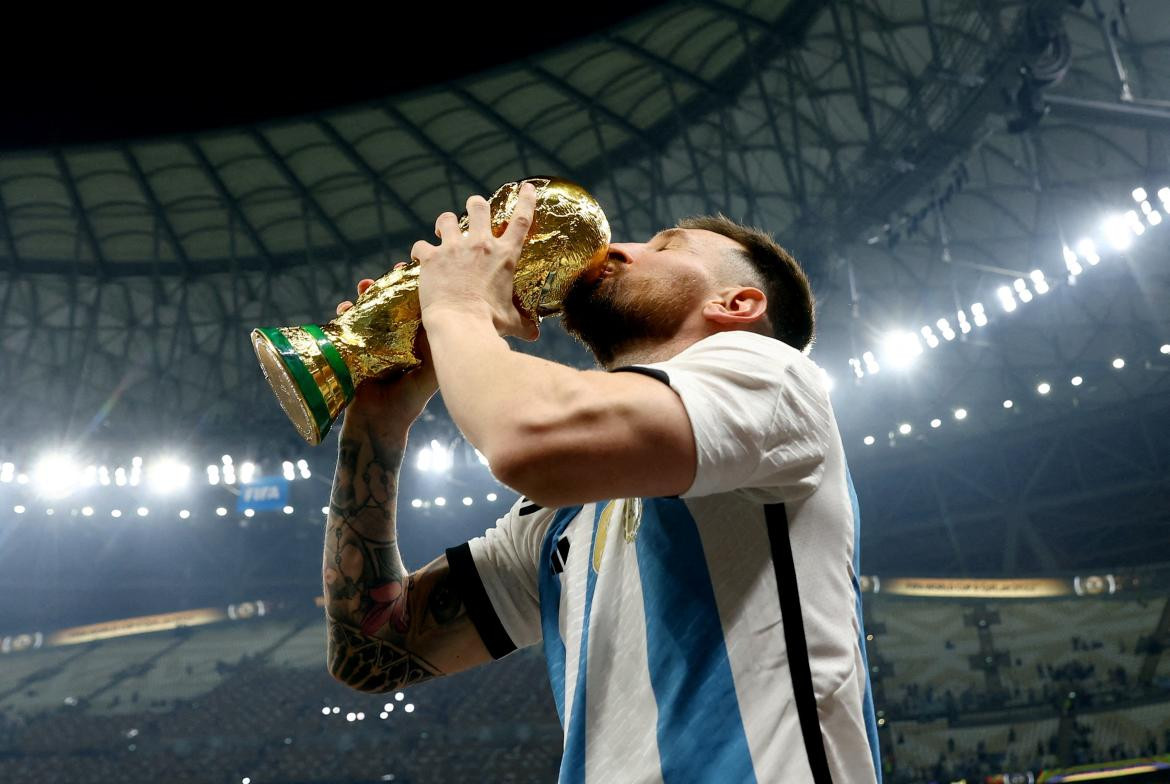 Lionel Messi besando la Copa del Mundo; Qatar 2022. Foto: Reuters.