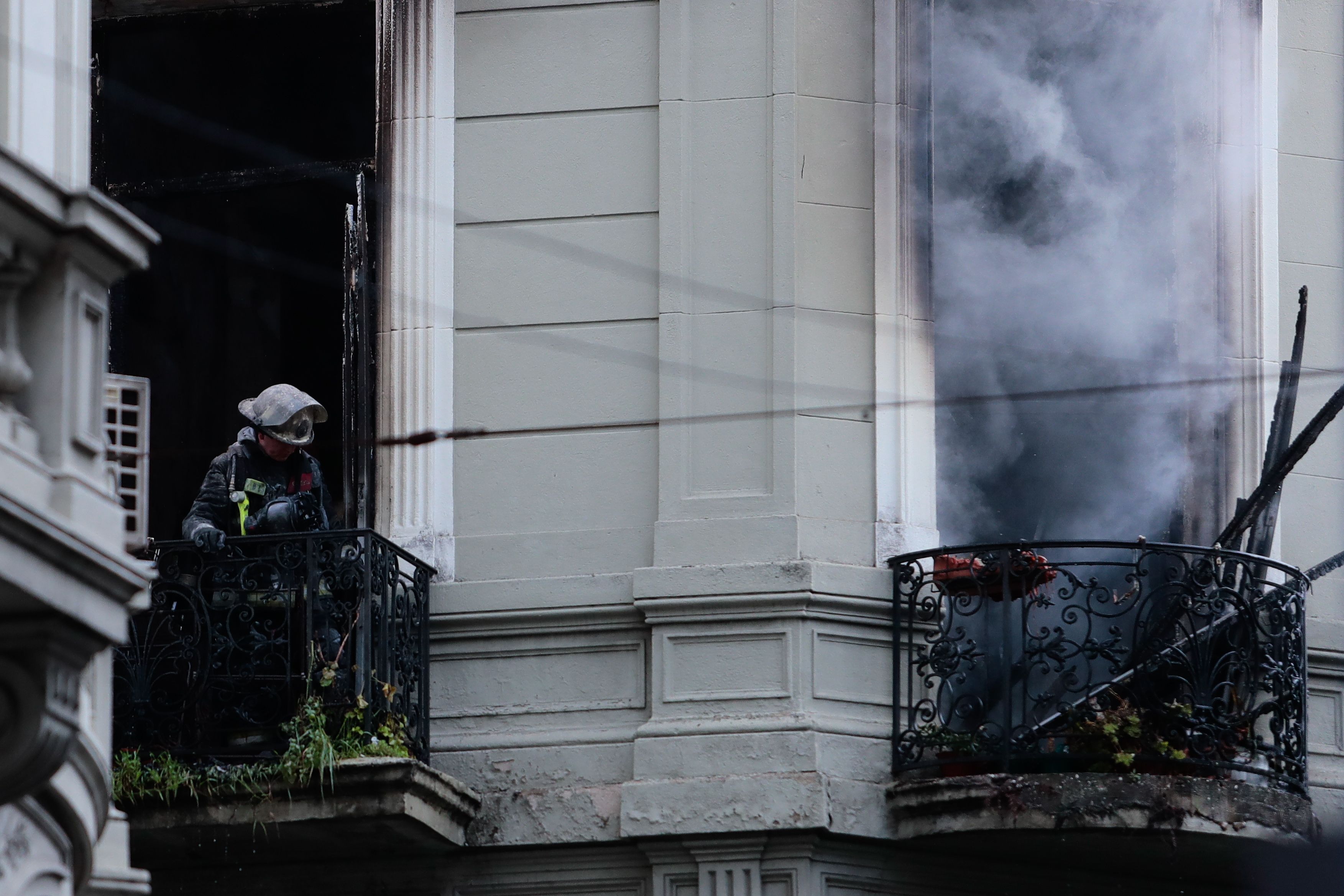 El incendio se desató en un departamento del segundo piso de un edificio, situado en las calles Bartolomé Mitre y Libertad  (Luciano González)