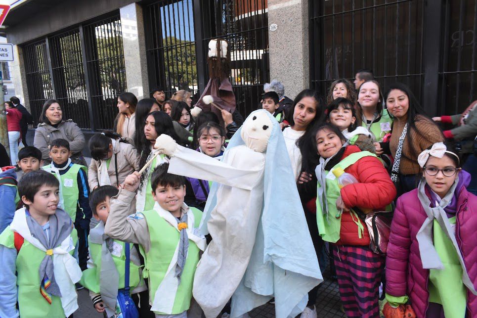 Un grupo de niños llevó una marioneta, en representación de la Virgen María