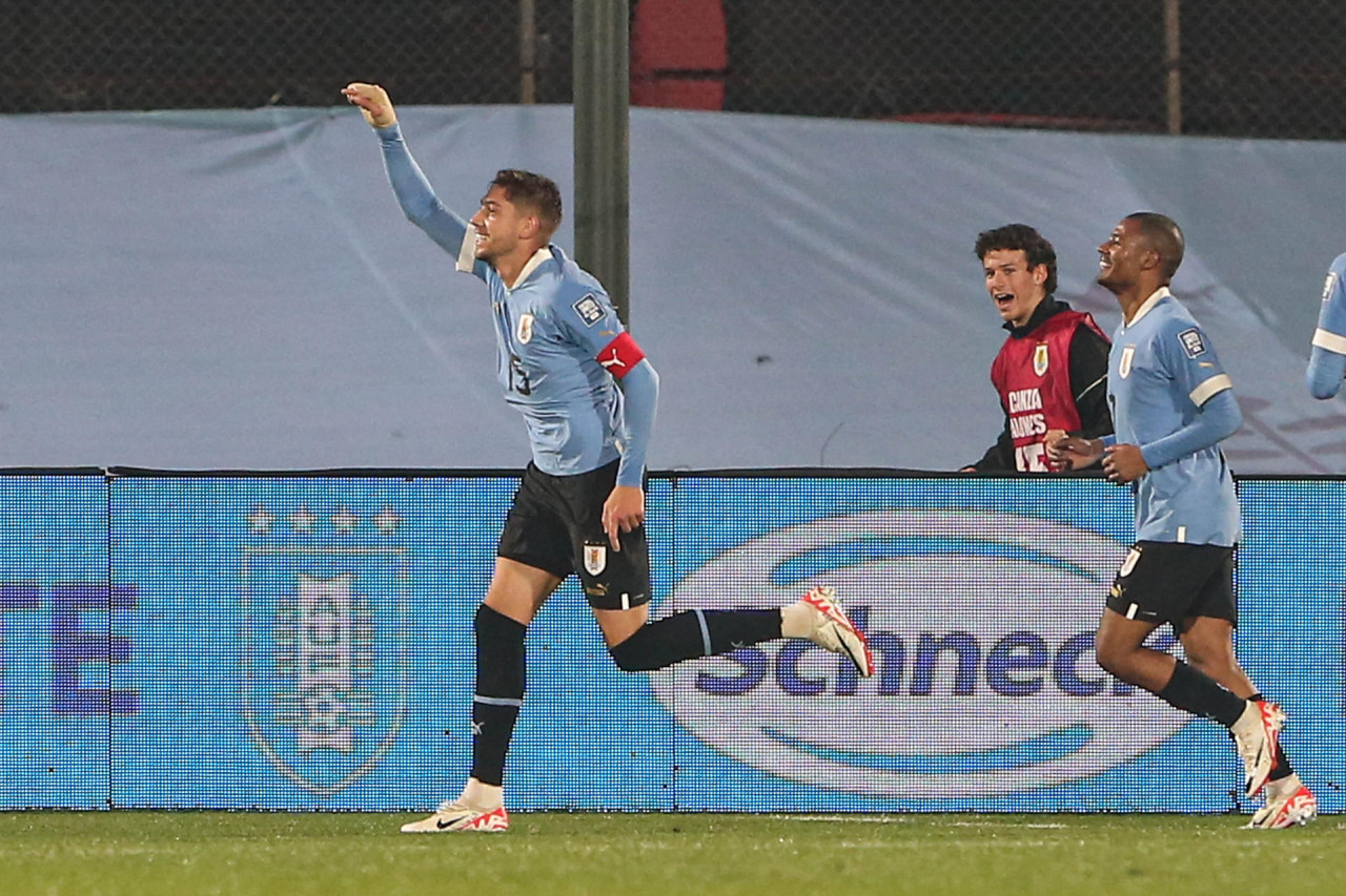 Federico Valverde convirtió en el triunfo ante Chile. Foto: EFE.