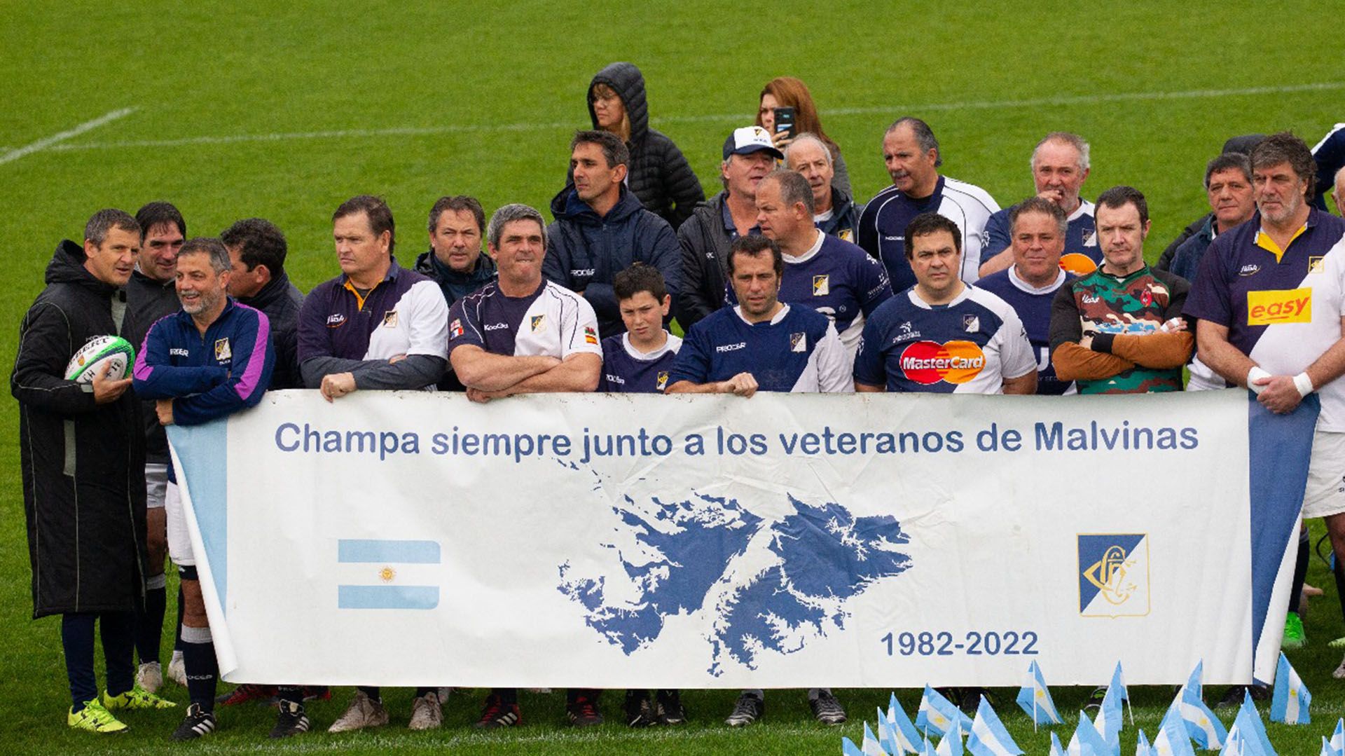 "Champa siempre junto a los veteranos de Malvinas", decía la bandera que exhibieron los jugadores del club de Pilar