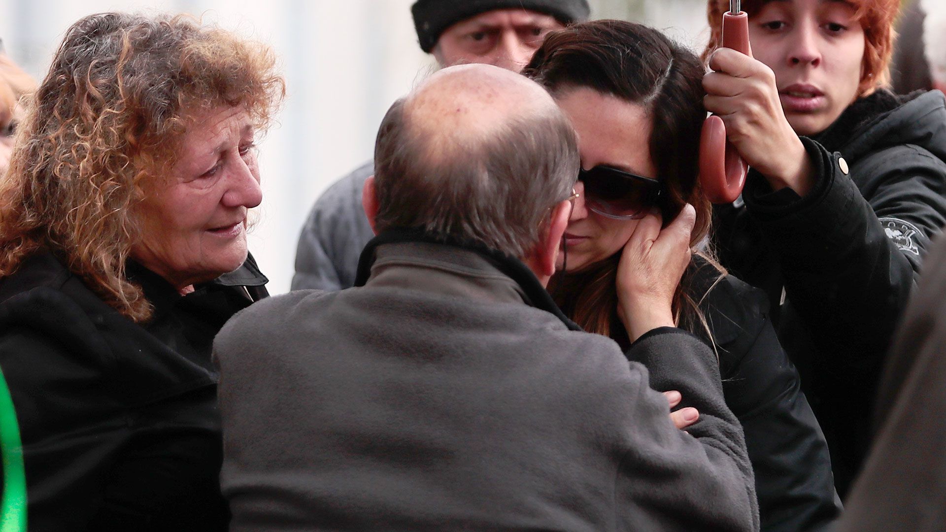 Carlos Barbieri saluda afectuosamente a Maricel, su nuera, durante la despedida al ingeniero civil asesinado de una puñalada en el corazón. (Luciano González)