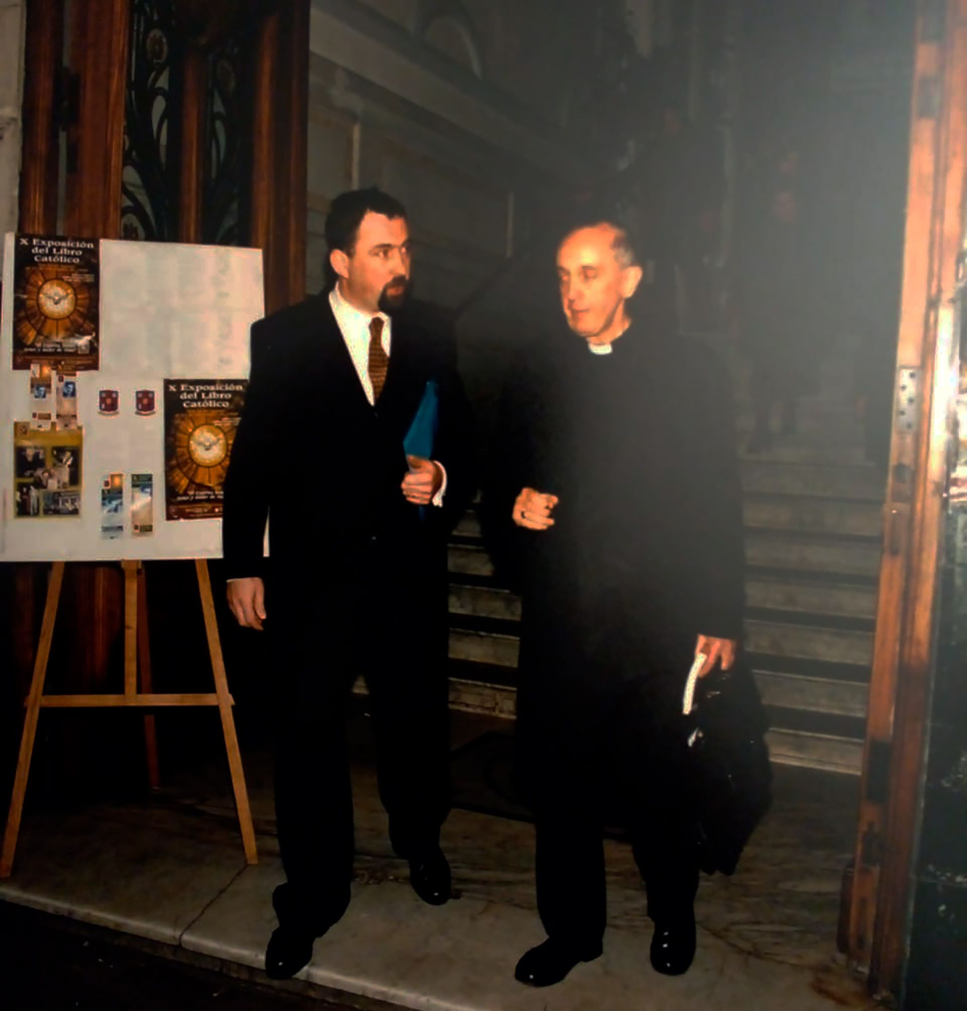 Bergoglio junto a Manuel Outeda en los pasillos de la Exposición del libro católico
