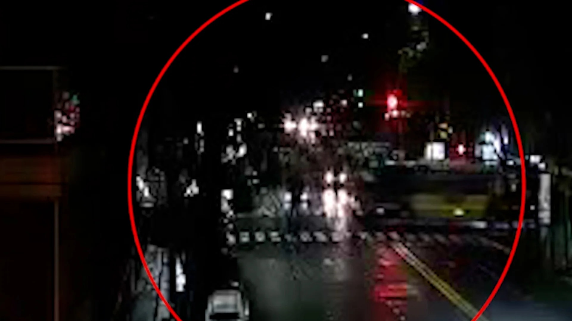 Una cámara de seguridad instalada sobre la avenida Jujuy permitió determinar que el Citroën C4 cruzó con el semáforo en rojo.