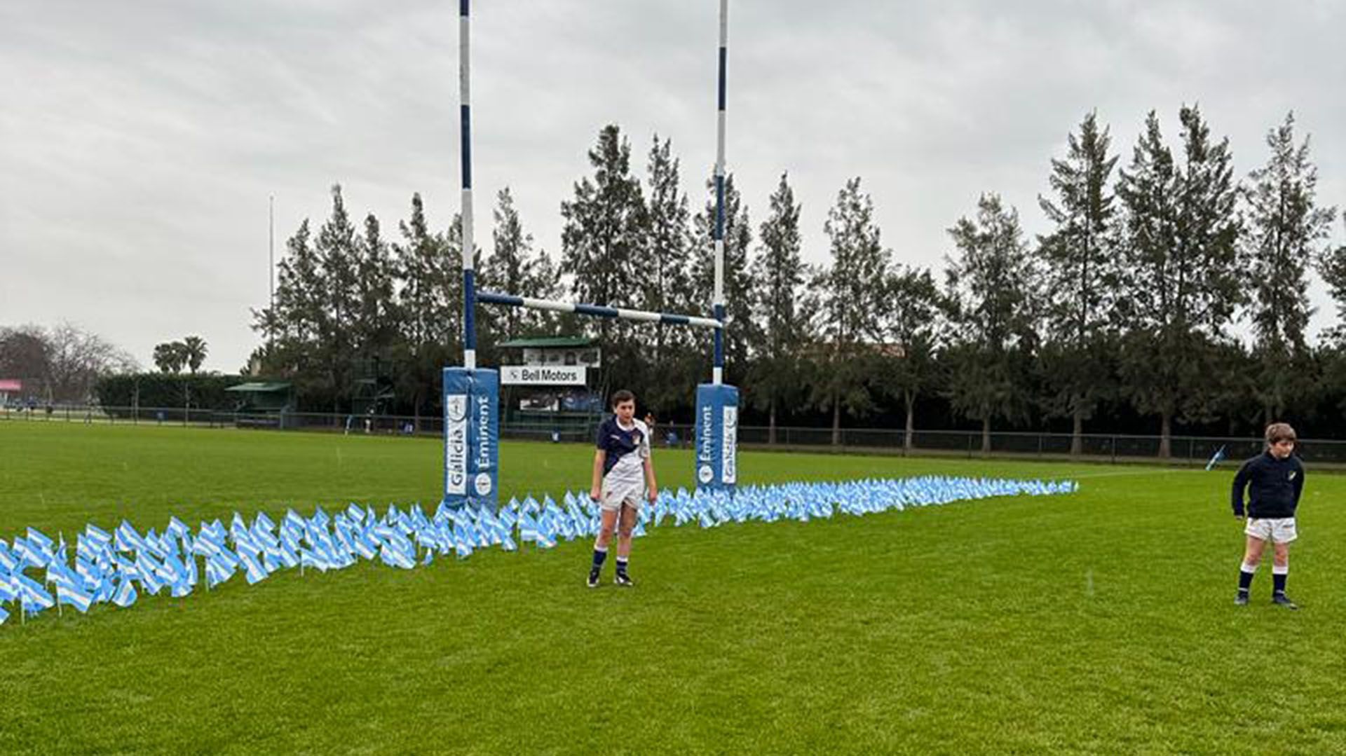 Sobre el césped, antes del juego, se colocaron 649 banderillas nacionales, cada una de las cuales tenía el nombre de los argentinos caídos en combate