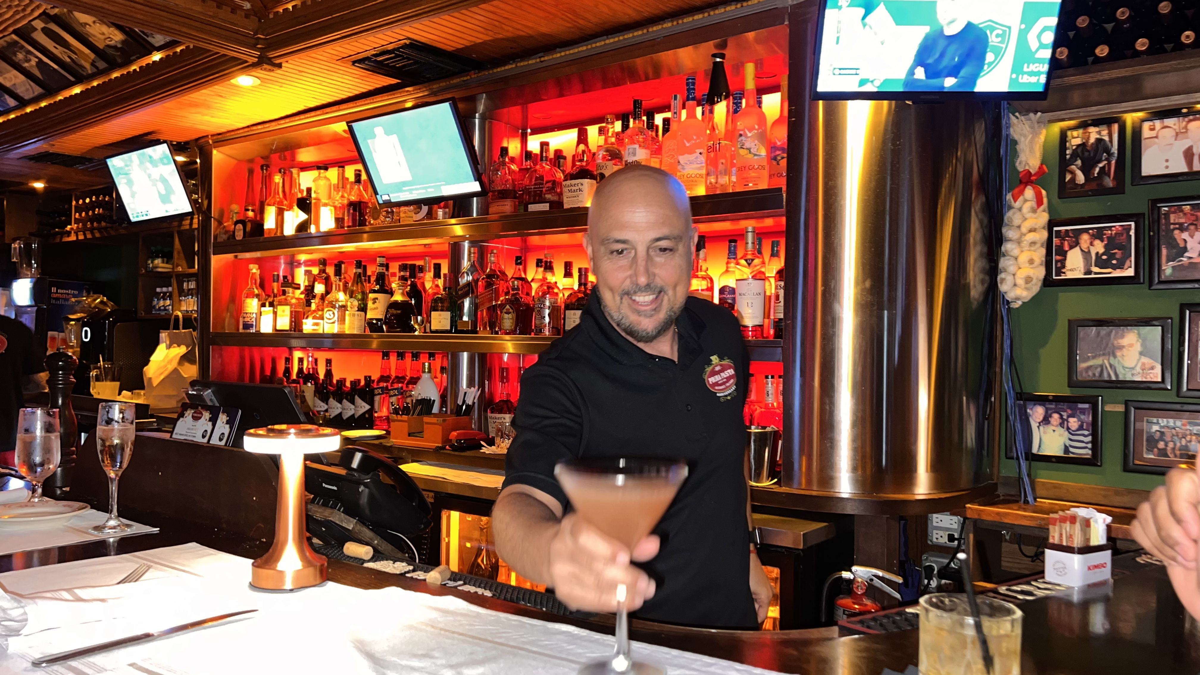 Con su carisma y energía, Henry lleva más de 20 años como el bartender estrella de Prima Pasta, preparando tragos y cautivando con su simpatía a los comensales. (Foto: Opy Morales)