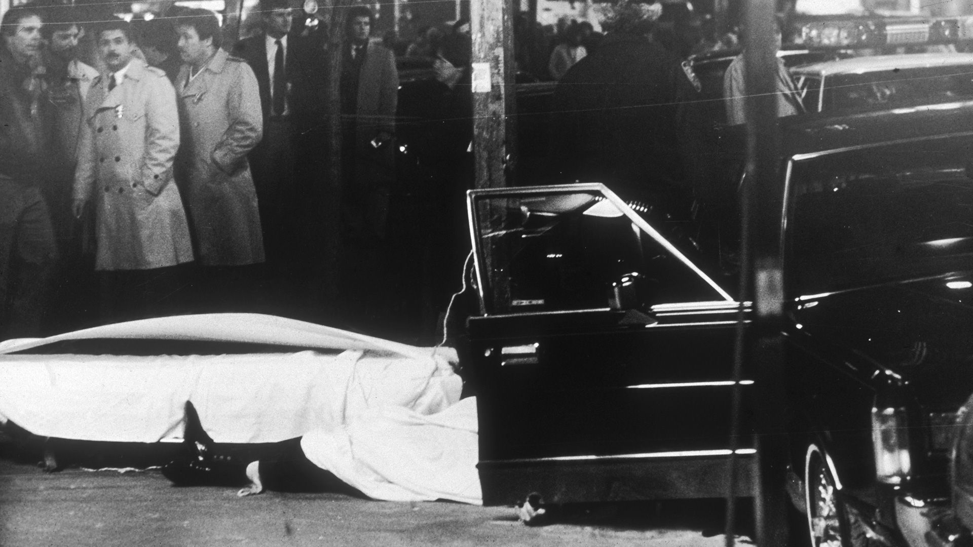16 de diciembre de 1985: el cuerpo del criminal estadounidense Paul Castellano (1915 - 1985), cubierto con una sábana tras ser abatido a tiros en la acera de E 46th St, Nueva York.  (Foto de Ruby Washington/New York Times Co./Getty Images)