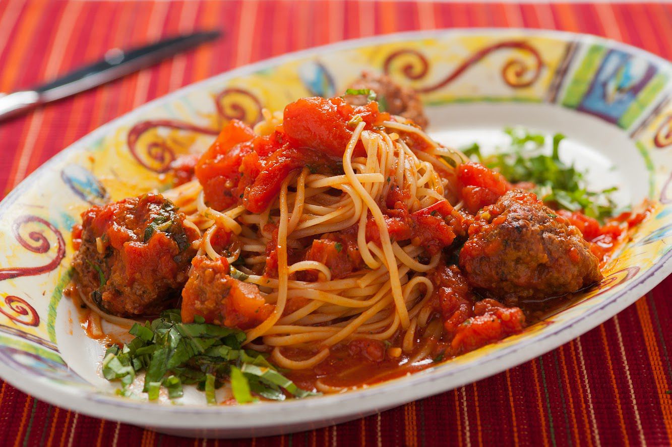 Espaguetis con albóndigas caseras y salsa de tomate fresco es uno de los preferidos de los comensales