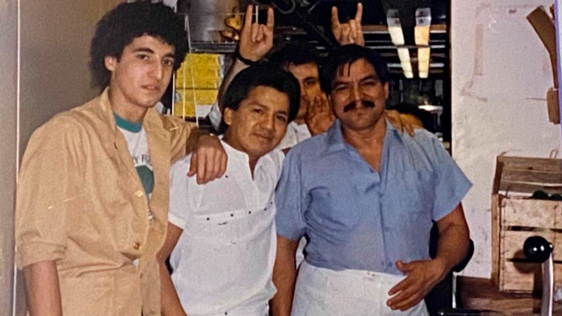 "Llegué a Miami con solo 18 años y unos pocos dólares en el bolsillo, pero mucho coraje y ganas de triunfar", un joven Gerardo Cea, a la izquierda de la foto
