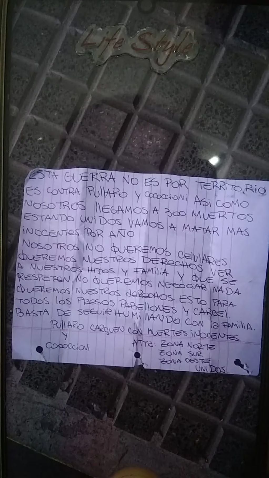 Rosario. Los atacantes dejaron una nota con amenazas para Pullaro y su ministro de Seguridad. (TN)